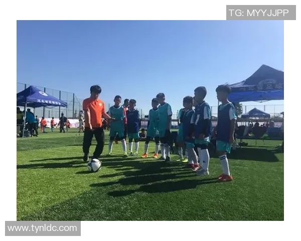 足球巨星炫酷发型滑道展示潮流与运动激情魅力之旅