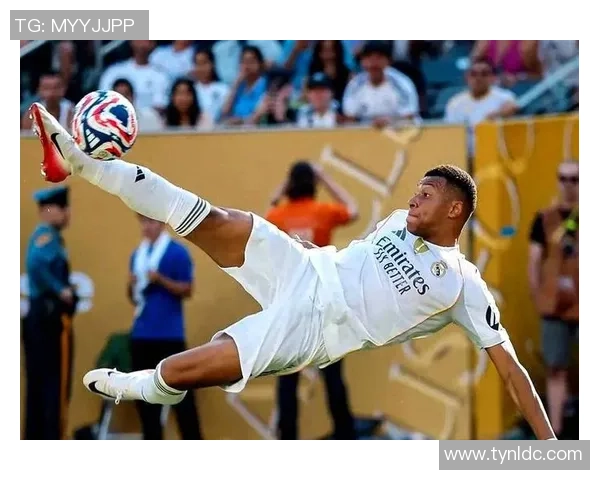 足球巨星赛场中途低头认真绑鞋带引发球迷热议与感动瞬间